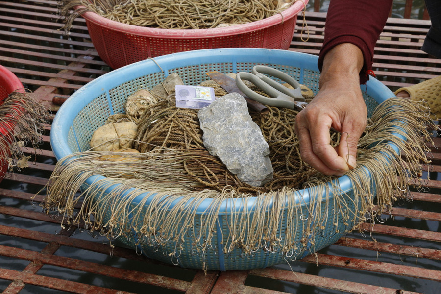 Ngư dân dùng hàng nghìn lưỡi câu để đánh bắt cá chiên giống. Ngư dân dùng hàng nghìn lưỡi câu để đánh bắt cá chiên giống.