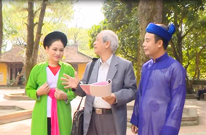 Soạn giả, NSƯT Khúc Hà Linh (giữa) trao đổi với các nghệ sĩ khi thể hiện bài hát của mình.