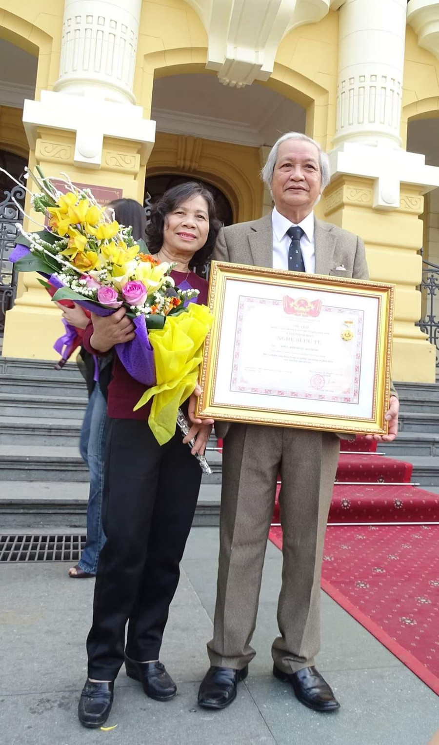 Soạn giả, NSƯT Khúc Hà Linh và vợ. Soạn giả, NSƯT Khúc Hà Linh và vợ.