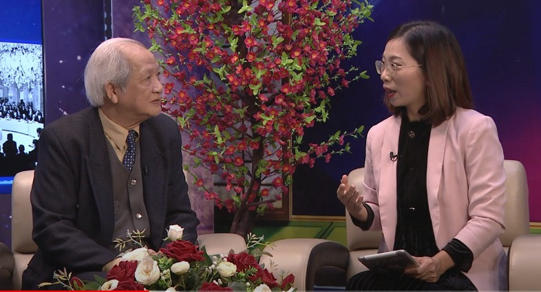 Soạn giả, NSƯT Khúc Hà Linh trao đổi trên một chương trình truyền hình. Soạn giả, NSƯT Khúc Hà Linh trao đổi trên một chương trình truyền hình.