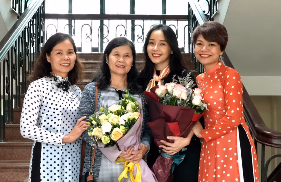 NSND Thanh Tâm nhận hoa của học trò, đồng nghiệp trong dịp kỷ niệm Ngày Nhà giáo Việt Nam.