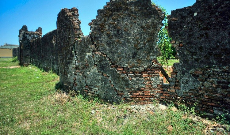 Một đoạn tường cũ còn lại của Tử Cấm Thành Huế.