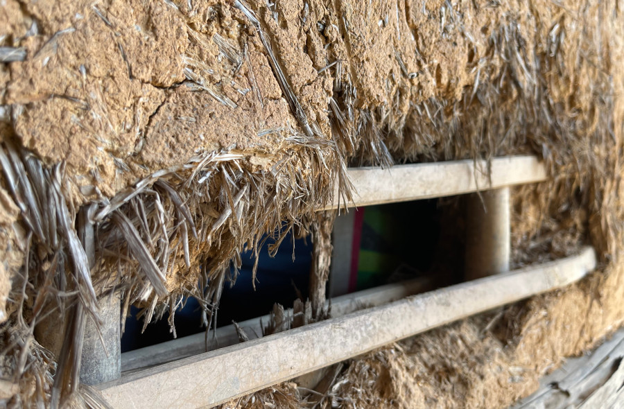 Qua thời gian, vách đất bị chuột cắn phá. Qua thời gian, vách đất bị chuột cắn phá.