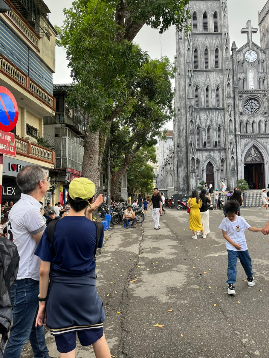 Tuấn Bình làm hướng dẫn viên cho bác Bruno Depale. Ảnh: NVCC Tuấn Bình làm hướng dẫn viên cho bác Bruno Depale. Ảnh: NVCC