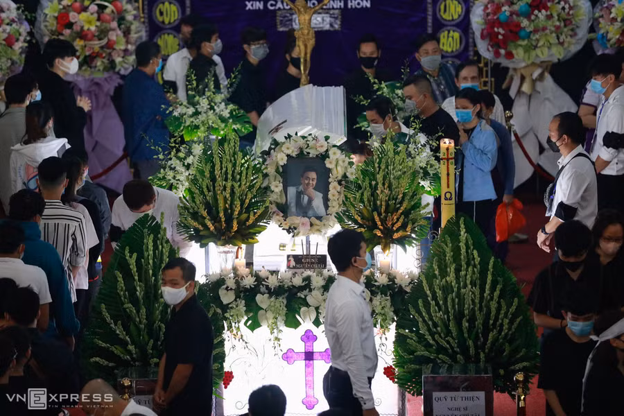 Dòng người đi quanh linh cữu danh hài lần cuối. Ảnh: VNE