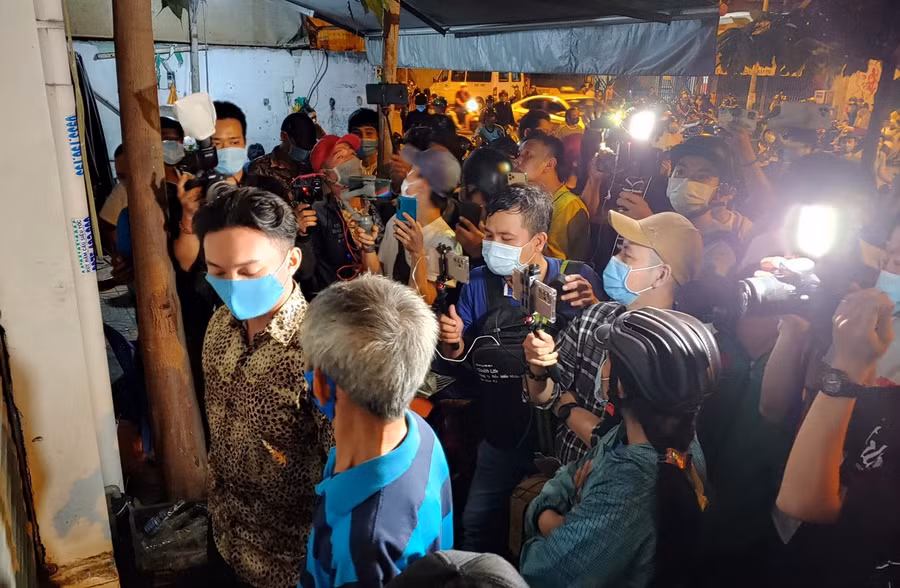 Đám đông vây kín ai cũng cầm máy chụp ảnh, quay video ở Trung tâm pháp y TPHCM nơi thi hài cố nghệ sĩ Chí Tài đang được bảo quản. Ảnh: Zing.