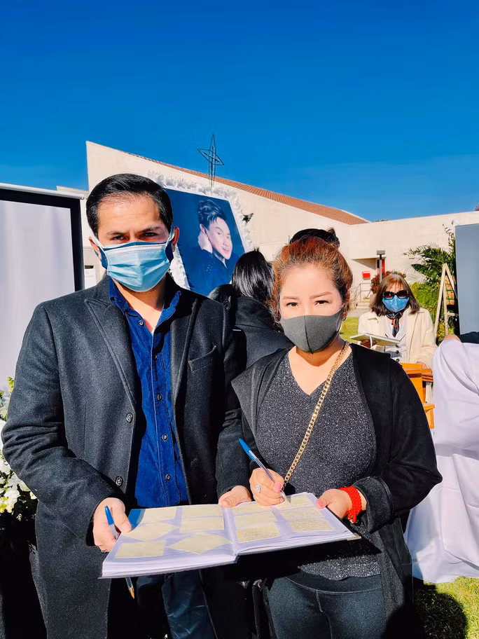 Nghệ sĩ Thúy Nga đau buồn chia sẻ: "Hôm nay chúng em đã được gặp anh Chí Tài. Dù ở Mỹ đang báo động về tình trạng lây nhiễm cộng đồng do dịch bệnh Covid-19 nhưng mọi người đều sắp xếp đến nhìn mặt anh lần cuối và chia buồn với ca sĩ Phương Loan". Trong ảnh là nghệ sĩ Thúy Nga và diễn viên điện ảnh Đức Tiến.