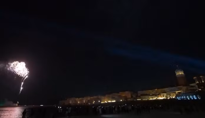 Điểm bắn pháo hoa ở Phú Quốc cũng thu hút hàng nghìn người dân cùng du khách đến xem. Ảnh: Zing.