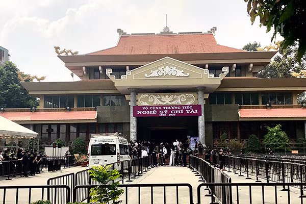 Từ sáng sớm, ước lượng có hàng nghìn người hâm mộ đến tiễn đưa cố nghệ sĩ Chí Tài. Ảnh: VNN