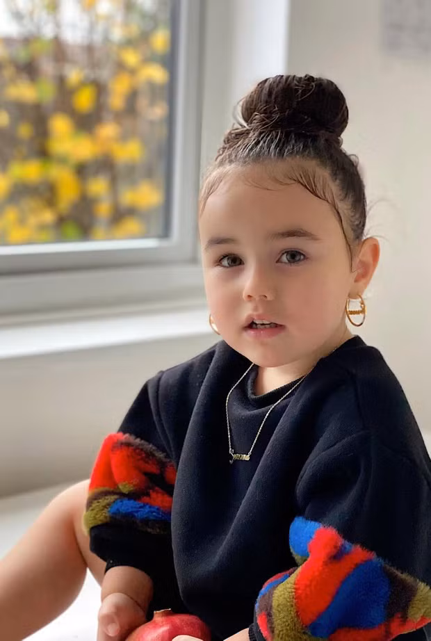 Bé gái 3 tuổi được mẹ chi hơn 600 triệu mua 400 bộ đồ hiệu ảnh 3