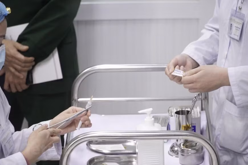 Các tình nguyện viên được tiêm liều vắc-xin 25 mcg/liều tiêm và sẽ được theo dõi 72 tiếng sau khi tiêm. Ảnh: Hiếu Hoàng/Vietnam+