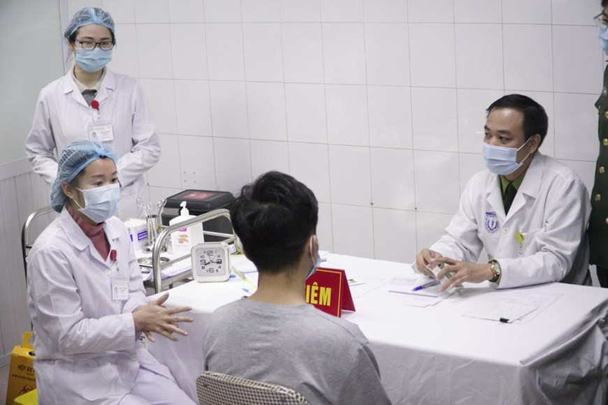 Ngày 17/12 thực hiện tiêm mũi vắc xin đầu tiên cho người tình nguyện tham gia nghiên cứu. Ảnh: Vietnamplus Ngày 17/12 thực hiện tiêm mũi vắc xin đầu tiên cho người tình nguyện tham gia nghiên cứu. Ảnh: Vietnamplus
