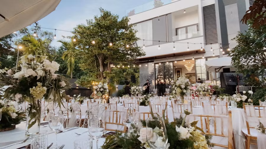 "Đẹp quá, gia đình Trường hạnh phúc tuyệt vời nhất trên đời này không ai sánh bằng!"; "Chúc ba mẹ anh luôn mạnh khỏe, hạnh phúc và yên vui"; "Kỉ niệm 40 năm ngày cưới của 2 bác em chúc 2 bác luôn mạnh khoẻ và hạnh phúc ạ.";...