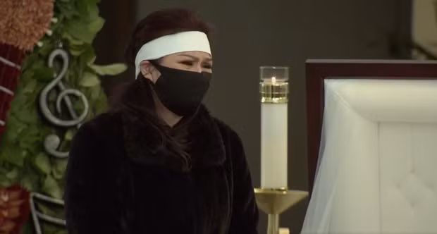 Bà xã cố nghệ sĩ Chí Tài nhiều lần bật khóc khi chứng kiến cảnh chồng được nhiều anh em nghệ sĩ dành tình cảm tại lễ tang.