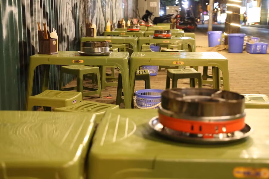 Các hàng lẩu hè phố những hôm trời mới se lạnh rất đông khách. Nay lạnh sâu, nhiều người ngại chẳng muốn ra đường, thế nên hàng vắng hoe, có khi cả tối chẳng được tốp khách nào, nhưng phải qua 11 giờ chủ hàng mới thu dọn.