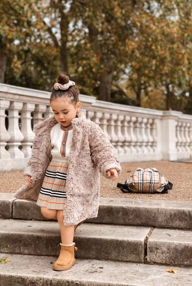 Bé gái 3 tuổi được mẹ chi hơn 600 triệu mua 400 bộ đồ hiệu ảnh 4