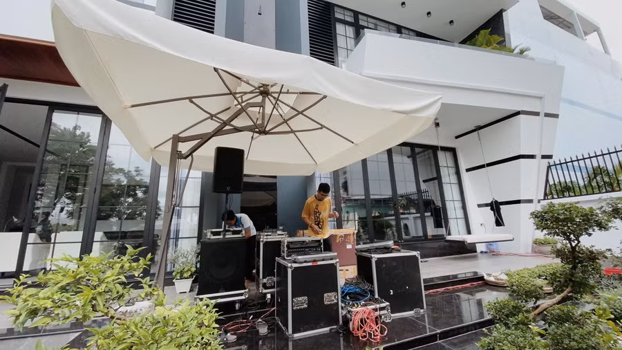 "Hoành tráng quá anh ơi"; "Chúc anh luôn hạnh phúc"; "Anh cưới sớm thế à?"; "Đẹp và trang trọng quá con. "Trường cưới vợ ư? Bao bạn gái tiếc nuối nhỉ. Chúc hai em trăm năm hạnh phúc"; ... là hàng loạt những bình luận tò mò, chúc mừng Quốc Trường.