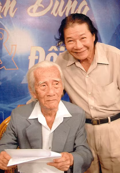 Hề Sa (phải) bên "vua vọng cổ"" Viễn Châu. Ảnh: Thanh Hiệp.