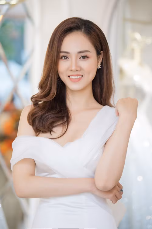 Mới đây, Ngọc Hà đăng hình mặc váy cưới trên trang cá nhân khiến nhiều người "đoán già đoán non" về một đám cưới với nghệ sĩ Công Lý trong tương lai.