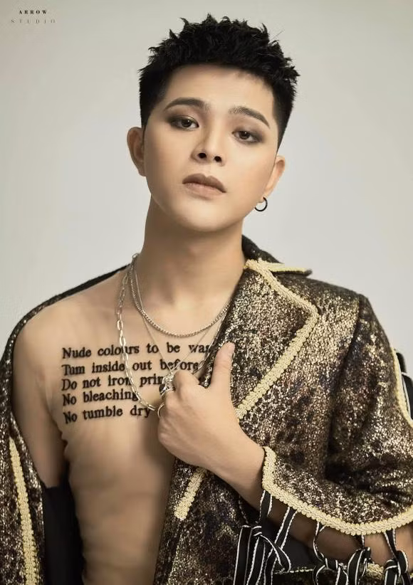 Nhiều người đánh giá đây là bộ ảnh nổi loạn. Giờ đây, Quang Anh không còn là cậu bé ngây thơ nữa rồi!