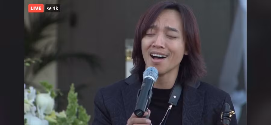 Ông xã Việt Hương - ca sĩ, nhạc sĩ Hoài Phương hát tiễn biệt nghệ sĩ Chí Tài.