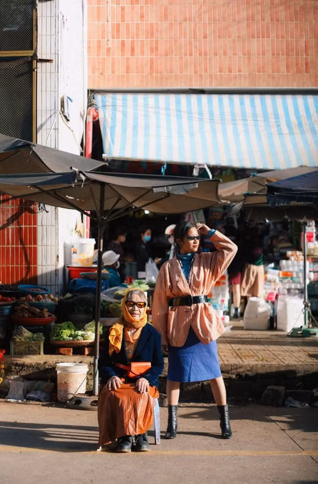 Hương Phạm hiện đang sinh sống và làm việc ở Sài Gòn, còn bà nội đang sống ở Thái Bình. Bộ ảnh được thực hiện dịp bà vào Nam thăm con cháu, muốn đi thăm thú nhiều nơi, cô đã đưa bà lên Đà Lạt du lịch.