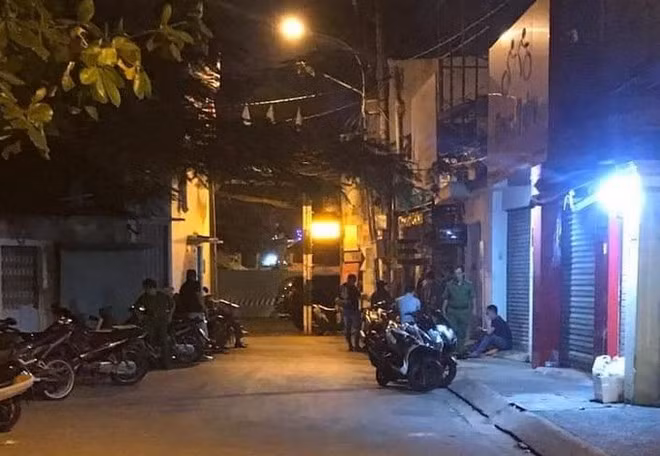 Lực lượng chức năng phong tỏa, khám nghiệm hiện trường vụ thanh niên lạm dụng trò chơi tình dục dẫn đến chết người. Ảnh: T.T.