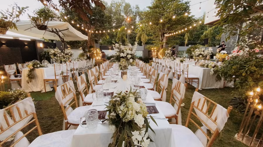 Trước những tò mò đồn đoán của cư dân mạng, dưới phần bình luận, Quốc Trường nói: "Tiệc gì 5h30 Trường up hình sẽ biết nhé. Thời tiết rất biết chiều lòng người".