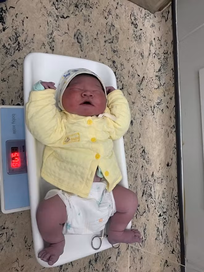Hiện tình trạng sức khỏe của 2 mẹ con bé sơ sinh đều ổn định.