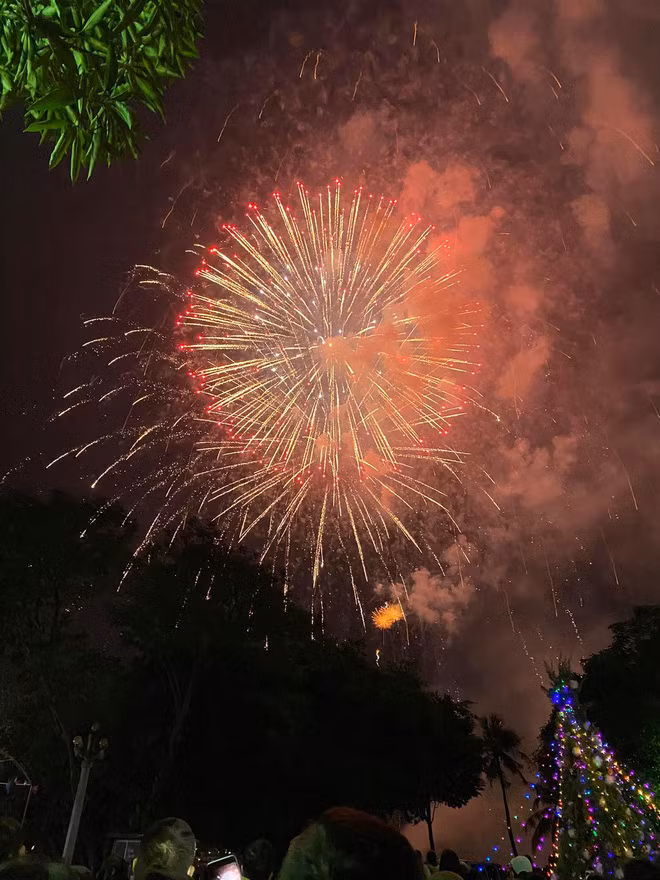 Pháo hoa rực rỡ chào năm mới tại CV Thống Nhất. Ảnh: Trang Đỗ.