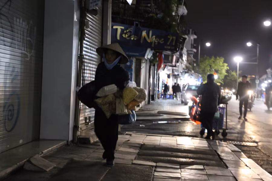 Một người bán xôi, bánh khúc và các đồ ăn vặt… miệt mài vừa đi vừa rao bán qua nhiều tuyến phố.