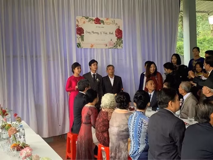 Cô dâu và chú rể đang thực hiện các nghi thức ở rạp cưới tại sân bóng ở Đô Lương, Nghệ An. Ảnh: SLNA FC - Hội CĐV SLNA.