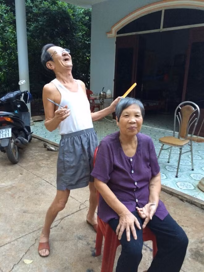 Cụ ông 78 tuổi khóc tu tu đón vợ từ bệnh viện trở về ảnh 2