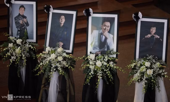 Chí Tài lúc sinh thời là một người luôn chỉn chu, xuất hiện trước công chúng phải luôn đẹp, do đó, tại tang lễ, những hình ảnh đẹp của cố nghệ sĩ được đặt để công chúng bày tỏ tiếc thương. Ảnh: VNE