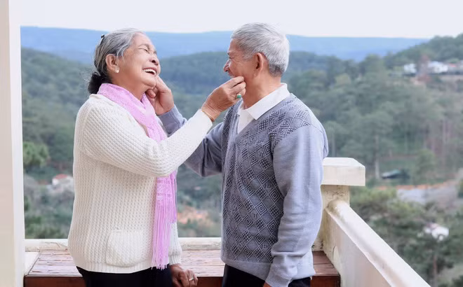 Đặc biệt, con trai bác Bảy cho biết, chưa thấy bố mẹ cãi vã hay to tiếng lần nào cả. Một người con của bác Bảy cho biết trên mạng xã hội: "Trong quá trình chung sống thì nhà nào cũng phải có đôi lúc ý kiến bất đồng nhưng riêng nhà mình thì ba mẹ hay chọn cách xử lý là lắng nghe đối phương để chia sẻ rồi tìm điểm chung để giải quyết mọi vấn đề".