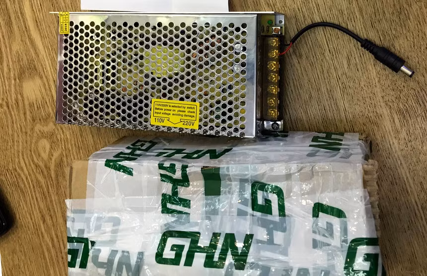 iPhone X biến thành cục nguồn tổ ong. Ảnh: Đình Toàn.