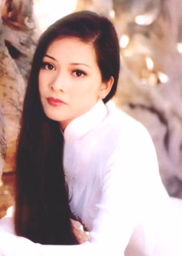 Vẻ đẹp gây xao xuyến một thời của Như Quỳnh, nữ ca sĩ sinh năm 1970.