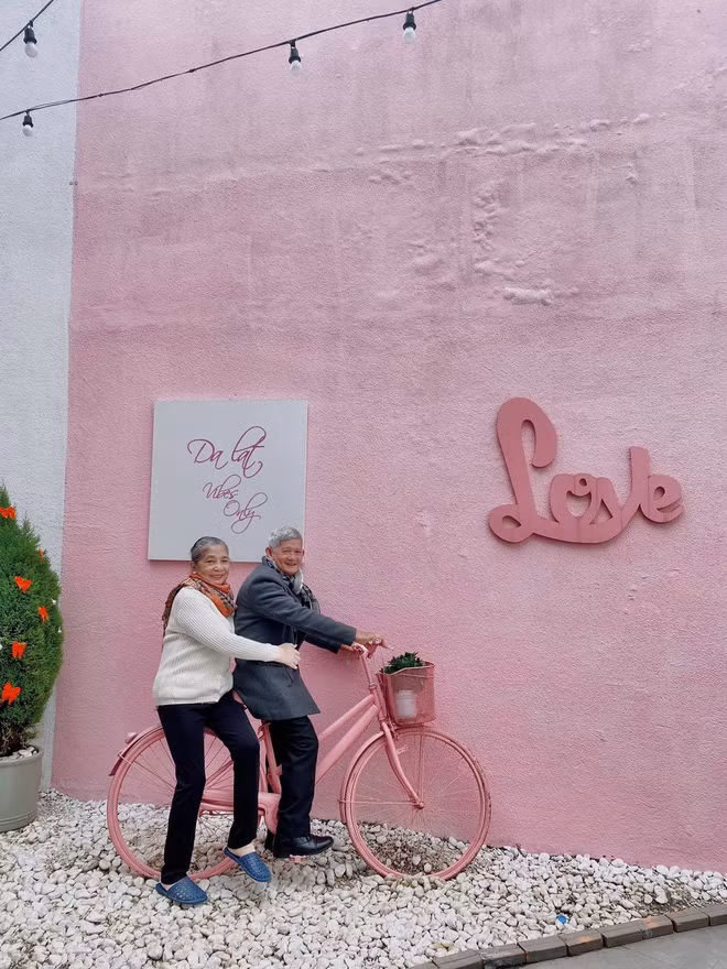 Qua những bức ảnh ai nấy đều cảm nhận được cặp vợ chồng đang sống trong những tháng ngày hạnh phúc viên mãn.