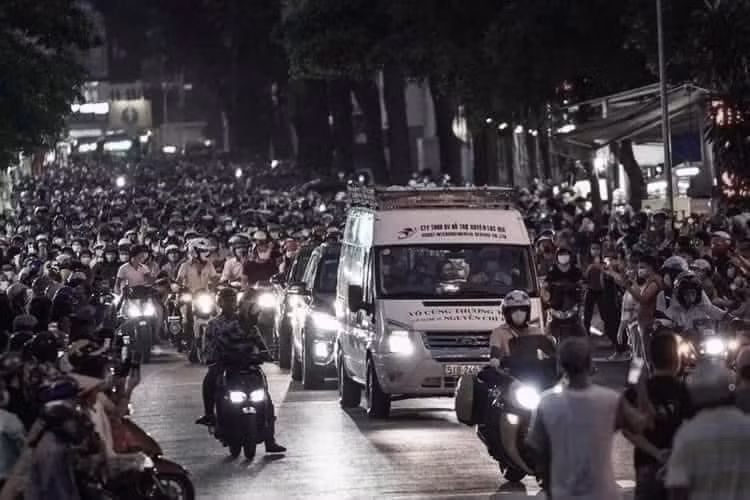 Hàng trăm người dân đi xe máy theo xe tang tiễn đưa nghệ sĩ Chí Tài ra sân bay tối 13/12. Ảnh: TPO.