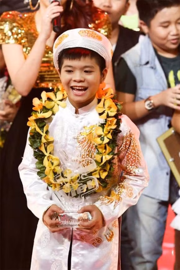 Quang Anh là Quán quân Giọng hát Việt nhí The Voice Kids trong mùa đầu tiên.