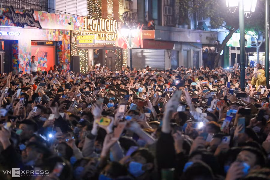 Hàng chục nghìn người dân đang xem bắn pháo hoa ở Hồ Hoàn Kiếm. Ảnh: VNE.