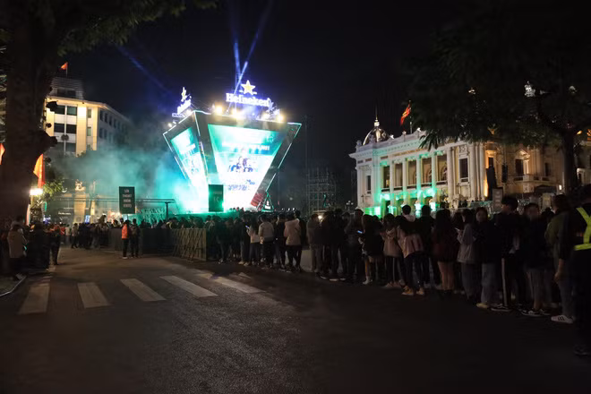 Tại Hà Nội, ngay từ đầu giờ tối, rất đông bạn trẻ đứng xếp hàng xung quanh khu vực Nhà hát Lớn để chuẩn bị thời khắc cùng đếm ngược chào đón năm mới. Ảnh: Ngọc Thắng.