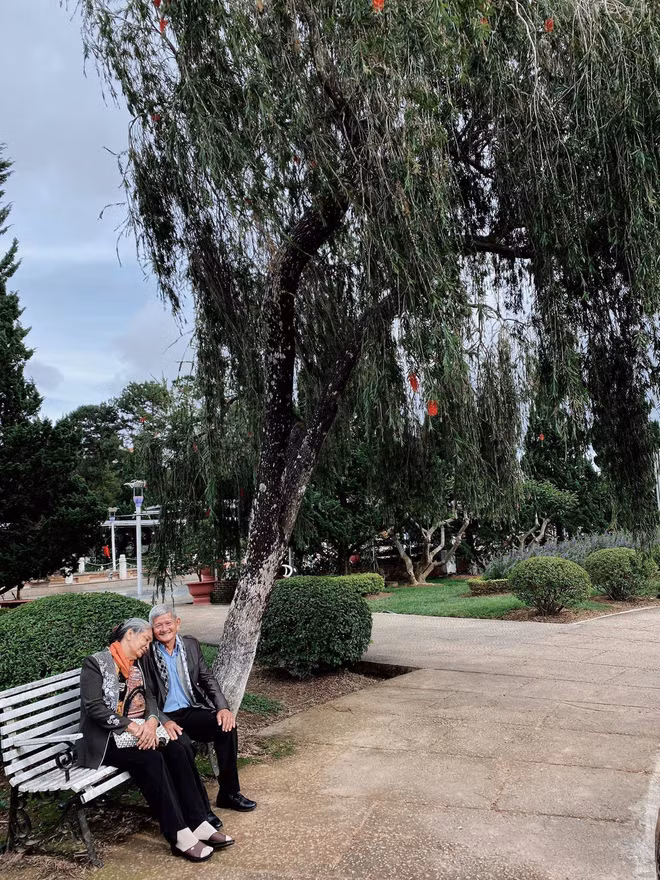 Cả hai bác có với nhau tám người con, tuy nhiên, dù cuộc sống khó khăn hay vui buồn, cả hai bác đều cùng nhau vượt qua mọi thử thách.