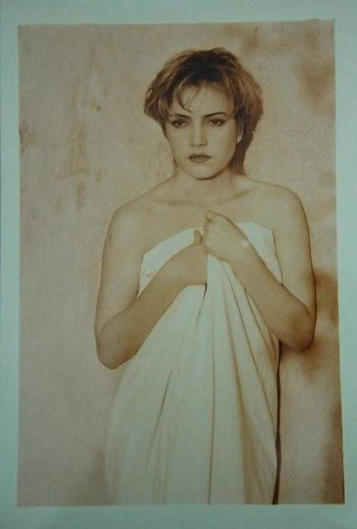 Danh ca Thanh Hà, sinh năm 1969, ca sĩ sở hữu ngoại hình xinh đẹp cùng giọng hát sâu lắng, tình cảm, suốt hơn 20 năm qua, Thanh Hà vẫn là một tên tuổi được đông đảo khán giả yêu mến.