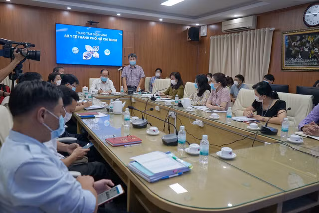Buổi họp khẩn cấp của Sở Y tế chiều 1/12. Ảnh: Kim Vân