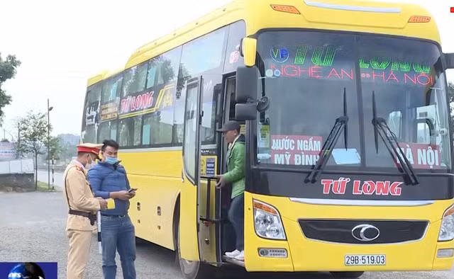 CSGT tăng cường kiểm tra, nhắc nhở xe khách ra vào trong tỉnh để phòng chống dịch. Ảnh: Bộ Y tế.