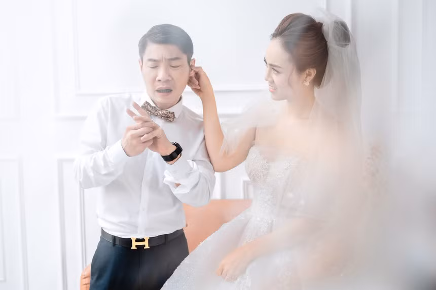 Công Lý phong độ trong trang phục vest, sơ mi trắng, Ngọc Hà thì lộng lẫy, xinh đẹp trong váy cô dâu cúp ngực gợi cảm.