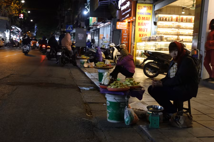 Những hàng xoài dầm, củ đậu, mã thầy… lại vắng khách, có lẽ nhiều người ngại ăn đồ không thể hâm nóng trong tiết trời giá buốt.