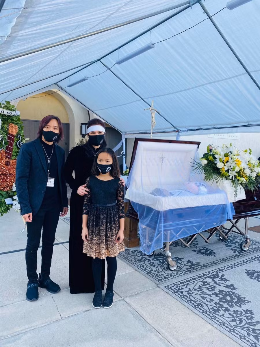 Ông xã và con gái Việt Hương chụp ảnh cùng vợ cố nghệ sĩ bên cạnh linh cữu của nghệ sĩ Chí Tài.