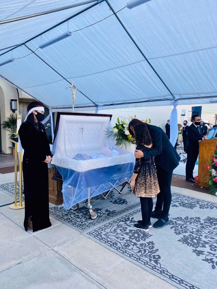 Chồng và con gái nghệ sĩ Việt Hương cúi mình tiễn biệt "chào bác Tài".